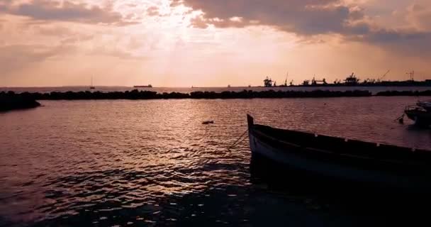 Berömd, vacker strand vid solnedgången med lugnt hav nära Caf del Mar, på sommaren mycket populär, sandig kust har en fantastisk utsikt över — Stockvideo