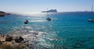 Ünlü, güzel plaj, gün ışığında sakin deniz, yazın çok popüler, kumlu sahil harika bir İbiza adası manzarası var..