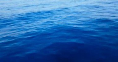 Mavi deniz dalgası hareketinin tekneden görünüşü, turist konsepti.