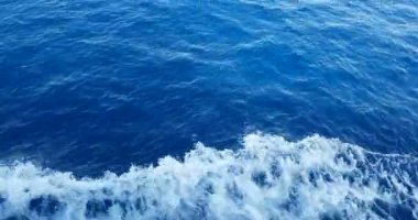 Mavi deniz dalgası hareketinin tekneden görünüşü, turist seyahati kavramı.