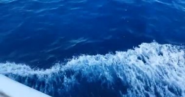 Mavi deniz dalgası hareketinin üst görüntüsü, turist seyahat tatili konsepti.