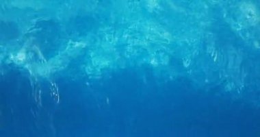 Yüzme havuzu mozaikleri deniz suyu gibi dalgalanır ve dalgalar arka planda, sporda ve