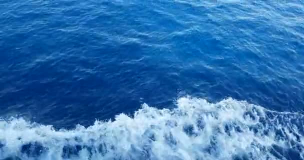 Top van het uitzicht op de blauwe zee golf beweging van de boot, concept van toeristische reizen — Stockvideo