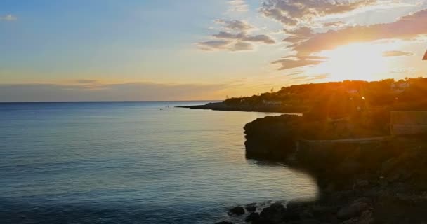 Famosa, hermosa playa al atardecer con mar tranquilo, en verano muy popular, costa arenosa tienen una fantástica vista de la isla de ibiza. — Vídeos de Stock