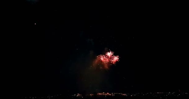 Rouge réel abstrait clignotant scintillement célébration feux d'artifice sur fond noir, bonne année festive — Video
