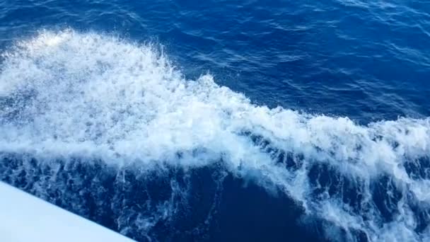 Szczyt widoku błękitnej fali morskiej z łodzi, koncepcja wakacji turystycznych — Wideo stockowe