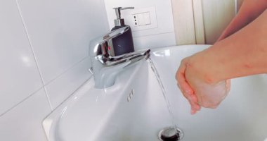 Coronavirus salgını covid-19 gribi önleme sabunla ellerini yıka sıcak suyla ovala parmaklarını sık sık yıka ve kullan