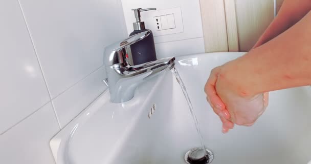 Koronavirus pandemie covid-19 prevence chřipky mytí rukou s mýdlem teplé vody tření prsty mytí často a pomocí — Stock video