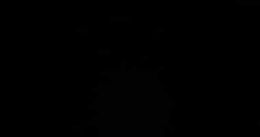 Altın sarısı parlak mercek ışıltısı ışık saçıyor. Geçişler için sızıntı var. Siyah zemin üzerinde, film başlıkları için.