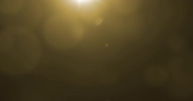 Altın sıcak renk parlak Mercek parlaması ışığı yanıp söner sızıntı hareketi geçişleri siyah arka plan, başlık ve overlaying ışınları