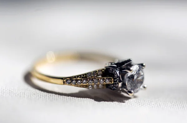 Close Shining Golden Ring Diamonds Blurred Background — Stock Photo, Image