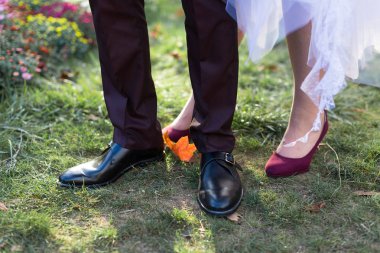 damat ve gelin çimenlerin üzerinde açık havada duran