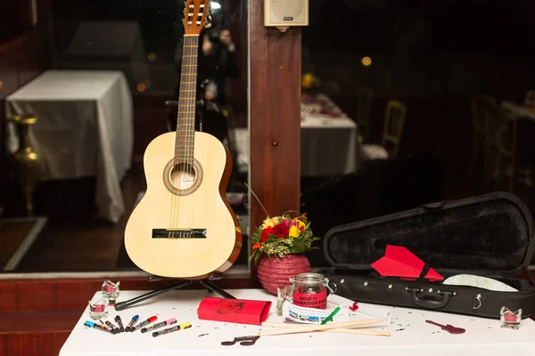 Chitarra Tavola Con Pennarelli Mazzo Fiori — Foto Stock