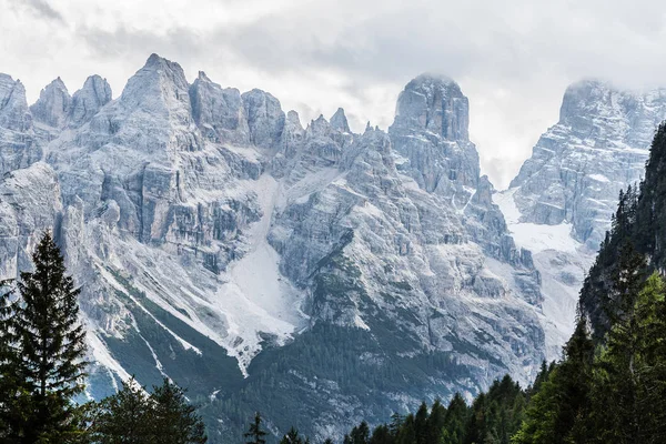 kayalık uçurumlarda pitoresk: bulutlu gökyüzü arka plan