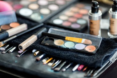 Fırçalar ve güzellik ürünleri yığın yakın çekim