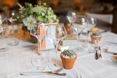 Düğün ayarı tablo sofra ile çiçeklerle süslenmiş