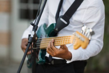 Düğünde performans gitar oyuncu yakın çekim