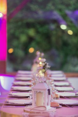 Düğün ayarı tablo sofra ile çiçeklerle süslenmiş