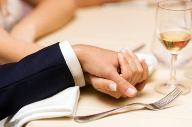 masaya yakın çekim yeni evli çift Holding eller