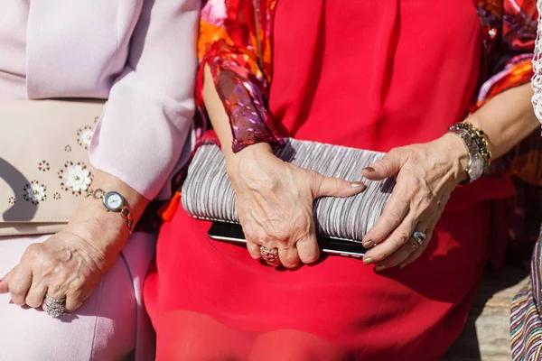 Руки Элегантных Пожилых Женщин Сидящих Открытом Воздухе — стоковое фото