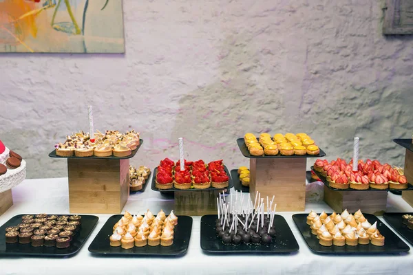 Nahaufnahme Von Süßen Desserts Bei Hochzeitsfeier — Stockfoto
