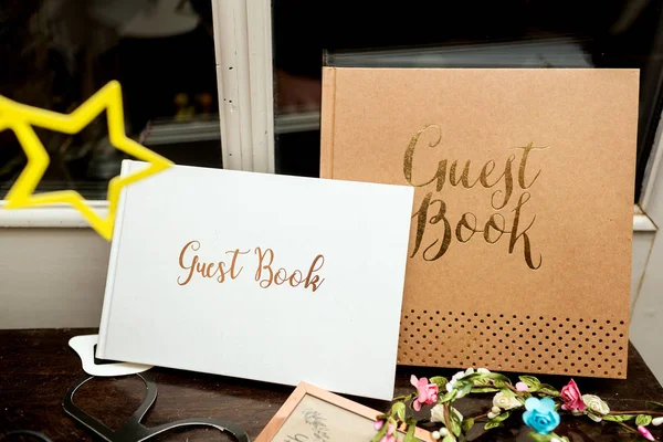 Düğün tablosu yeni evliler guestbooks ile dekore edilmiş