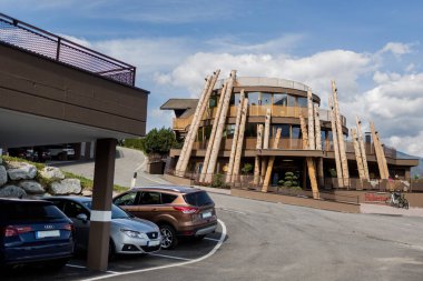 Şehirde taşınmak için geniş bir yol.