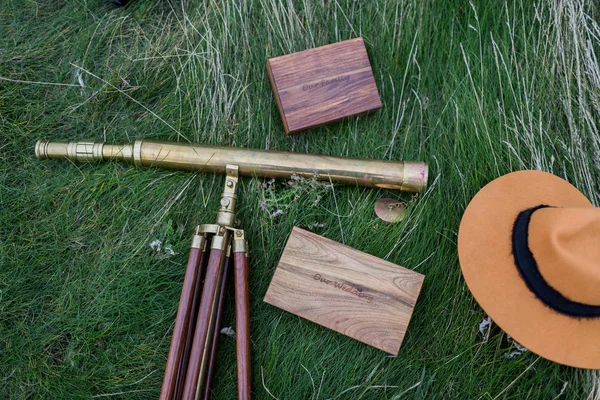 Retro Spyglass Caixa Madeira Chapéu Grama Verde — Fotografia de Stock