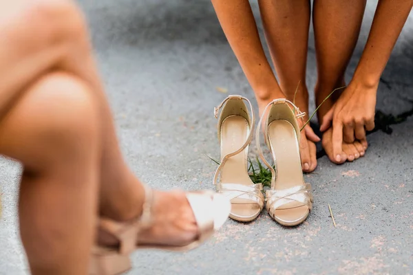 Beine Von Zwei Frauen Mit Hochzeitsschuhen lizenzfreie Stockfotos