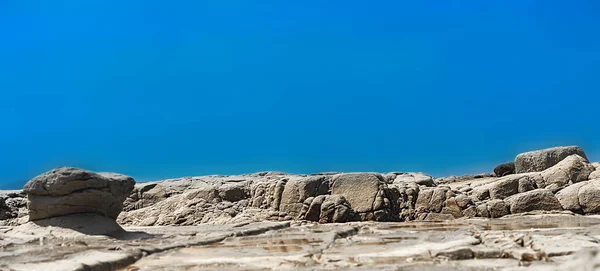 Panoramisch Rotsachtige Kustlijn Sjabloon Met Blauwe Exemplaar Ruimte — Stockfoto