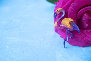 mavi tuz gölü üzerinde yürüyen pembe flamingo, metin için alan ile aşk romantizm hassas arka plan kavramı