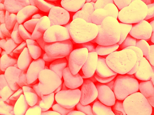 Caramelos de azúcar rosa gomosa en forma de corazón. Dulces rojos de gelatina de vista superior de fondo o textura . —  Fotos de Stock