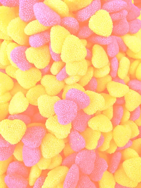 Gummy Pink Sugar godis i hjärtat form. Bakgrund eller textur topp Visa gelé röda sötsaker. — Stockfoto
