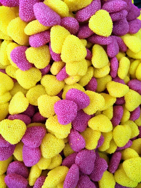Kalp Şeklinde Sakızlı Pembe Şeker Şekerler. Arka Plan Veya Doku Üst Görünümü Jelly Red Sweets.