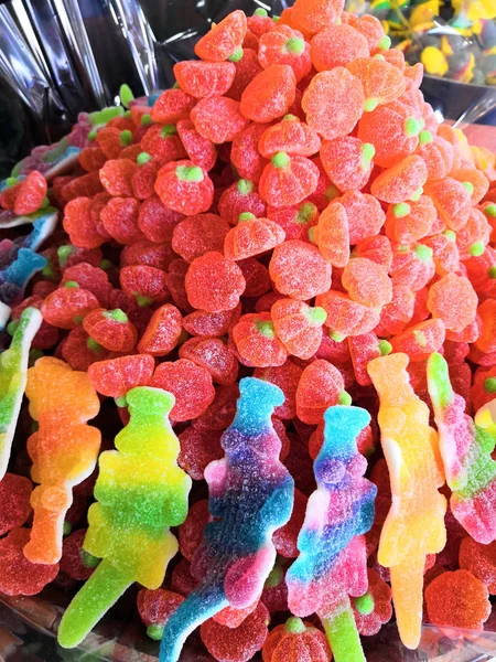 Vista de cerca de una variedad de caramelos de jalea de diferentes formas coloridas en el mercado, tienda de dulces —  Fotos de Stock