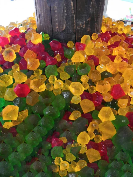 Vista de cerca de una variedad de caramelos de jalea de diferentes formas coloridas en el mercado, tienda de dulces —  Fotos de Stock