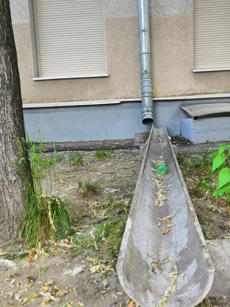 Bouřkové trubky z vysoké budovy hnědé a kovové barvy. Trubky pro vypnutí dešťová vody. — Stock fotografie