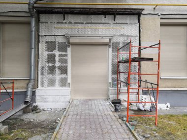 26 Mayıs 2019, Swansea, Galler. Zara Shop her zamanki gibi aç mesajı. Tadilat altında yapısal onarımlar. Bina bakımı. İşletmeler her zamanki gibi açıktır.
