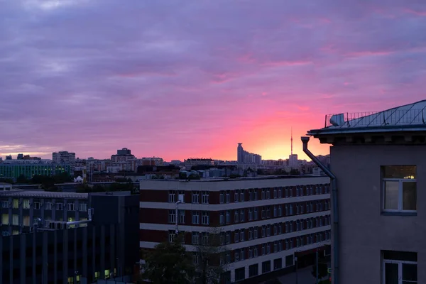Torre de televisión Ostankino en Moscú contra la puesta del sol cielo nublado en el fondo . — Foto de Stock