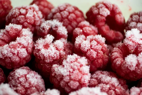 Заморожені ягоди малини, покриті калюжами. Крупним планом. Вид зверху . — стокове фото