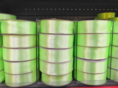 Açık yeşil hediye kurdelesi beyaz arkaplanda yay ile izole