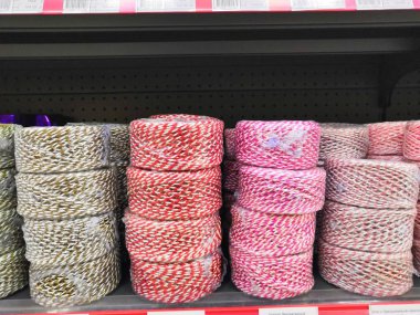 Arka plan olarak farklı dikiş iplikleri. Renkli ipliklerin dekoratif makaraları