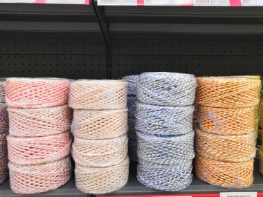 Arka plan olarak farklı dikiş iplikleri. Renkli ipliklerin dekoratif makaraları