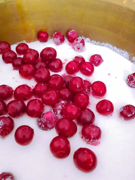 Приготовление пищи в вазе из красной спелой вишни с сахаром — стоковое фото
