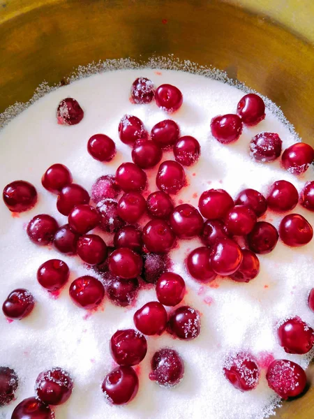 Приготовление пищи в вазе из красной спелой вишни с сахаром — стоковое фото