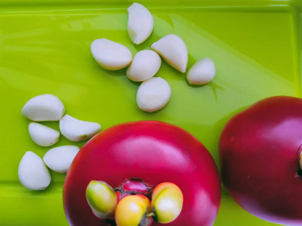 마늘과 토마토 손, 학년 바바 카티아 큰 과일, 과일의 무게는 약 180g 일 수 있습니다. — 스톡 사진