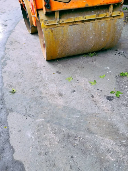 büyük ağır paten yol şeridinde yeni bir asfalt ramming.