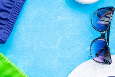 Yaz tatili konsepti, yaz seyahati aksesuarları metin için fotokopi alanı ile yatıyordu