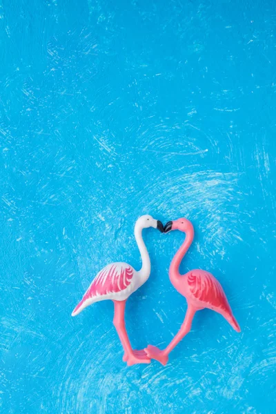 Dua flamingo berwarna-warni saling memandang dan membangun bentuk hati — Stok Foto
