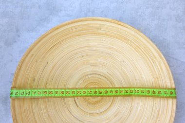 Hafif bir arka planda bambu tabakası inceltme kavramında bir santimetre.